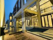 1000 Yards Brand Villa Designed By Famous Architect