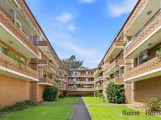 100m WALK TO SHOPS HOT LOCATION