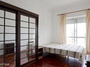 1046 Quarto com cama de casal, com varanda.