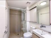 Elegant & Contemporary Apartment with Balcony and...