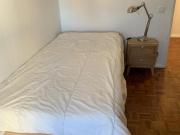 1075 Quarto com cama de solteiro em.