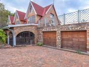10 Bedroom House in Montana Park