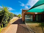 10 Bedroom House in Universitas