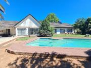 10 Bedroom House in Universitas