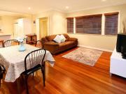 Neat 2 Bed with Deck & Yard in Holland Park West 6km to CBD