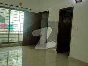 10 marla 3 bedroom flat availble for rent in askari 11...