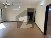 10 Marla 3 Bedrooms Good Location Flat For Sale