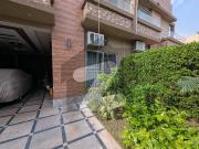 10 Marla Brand New Type SLITELY USED Luxery Ultra Modern...