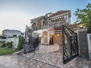 10 marla luxurious moderate house witrh basement...