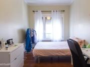 11355 Quarto com cama de casal em apartamento.