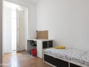 113 Quarto com cama de solteiro, com varanda.