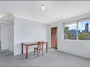 2 Bedroom 1 Bathroom unit close to station