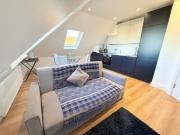 117SR F5 Modern 2 Bed/1 Bath Flat 2nd Floor