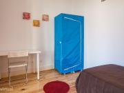120840 Quarto com cama de solteiro em.