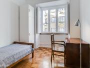 121228 Quarto com cama de solteiro em.