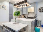 121 SORAUREN AVE. MAIN MODERN 2BED/2BATH, PARKING, LAUNDRY