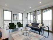 12 Western Gateway, London E16, 3 bed flat to rent,...