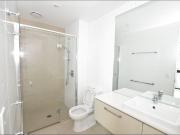 Spacious 2 Bed 2 Bath 1 Carpark Modern Apartment in CBD