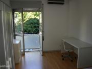 131209 Quarto com cama de casal em.
