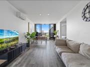 Sunlit, Stylish One Bedroom Living Superbly Located