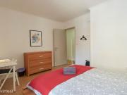 132369 Quarto com cama de casal, com varanda.