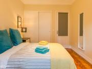 142054 Quarto com cama de casal em.