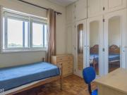 14265 Quarto com cama de solteiro em.