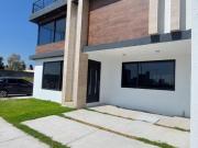 151M2 TERRENO. ESQUINA. 3 NIVELES. 4REC. SALA DE TV....