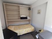 153278 Quarto com muita luz e janelas grandes.