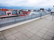 15370 Hofruhelage mit Balkon und Dachterrasse