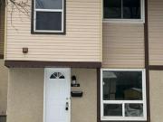 154 2 Southvale Crescent, Ottawa, ON, K1B 5B6 townhouse...