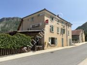 15 mn Gap, vaste bâtisse avec local commercial, appartement