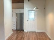 $1600 / 1000 Sq/ft Bright, Pet friendly Townhouse