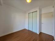 North Facing Courtyard Apartment in Quiet Cul de Sac...