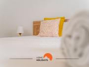 #162 Old Town Open Space w/ Balcony 120 mts Beach