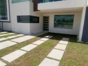 164M2 TERRENO. CASA NUEVA EN PRIVADA CON ALBERCA. AL SUR...