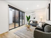 Lakeside Living with Style & Space – Flexible 3–4...