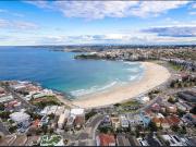 LARGE LUX APARTMENT + PRIVATE BACK YARD