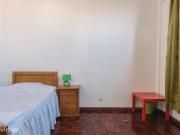 17010 Quarto com cama de solteiro em.