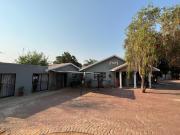 17 Bedroom House To Let in Bo dorp