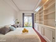188420 Quarto com cama de casal, com varanda.