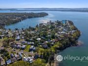 1,141m2 Property Featuring 3 Bedroom House with Water...