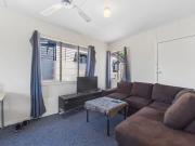 1 bed flat, walk to cafes, gyms, shops