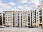 1 bed flat with pool, gym & private balcony