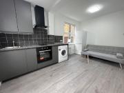 1 bed Garden Flat Sheperds Bush W12