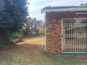 1 Bedroom Cottage with Pool, Indoor Braai & Jacuzzi –...
