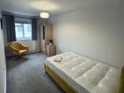 1 bedroom Flat share To Let