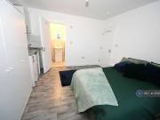 1 bedroom house share for rent in Crawley Green Road,...