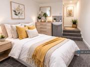 6 bedroom terraced house to rent