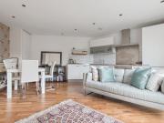 1 bedroom modern flat in Charlton Village